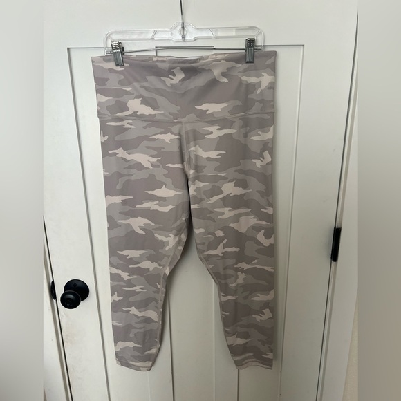 Athleta Elation Camo 7/8 Tight Leggings, Color: Taupe Camo, Plus Size 1X - Picture 4 of 9